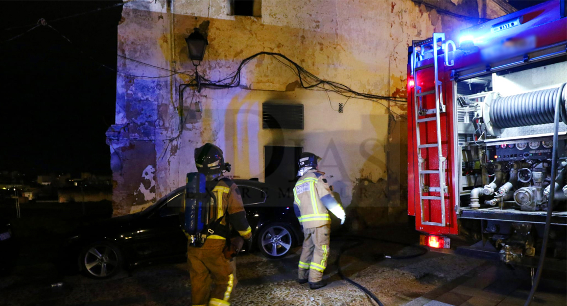 Los Bomberos extinguen un incendio en &#39;El Campillo&#39; (Badajoz)