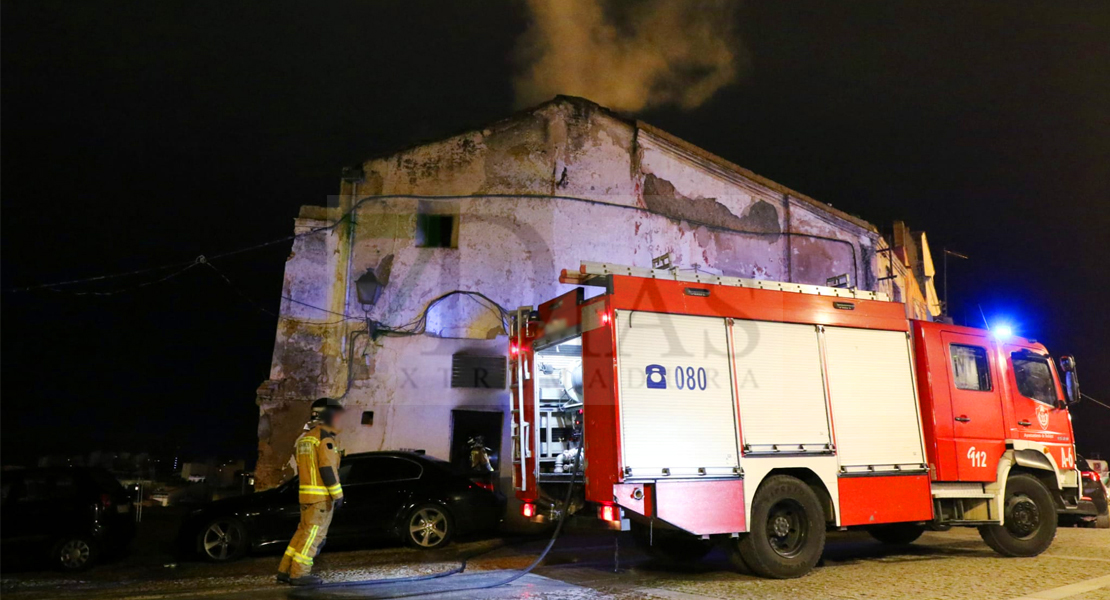 Los Bomberos extinguen un incendio en &#39;El Campillo&#39; (Badajoz)