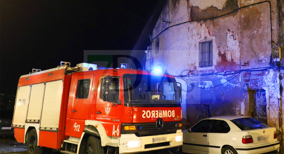 Los Bomberos extinguen un incendio en &#39;El Campillo&#39; (Badajoz)