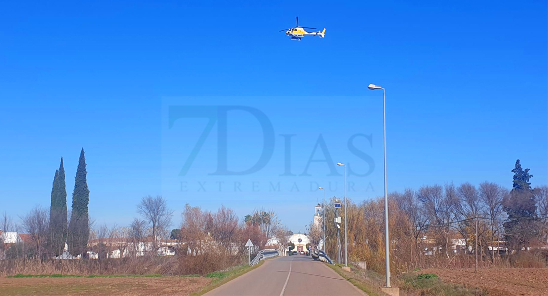 Un helicóptero sobrevuela a baja altura para buscar al desaparecido en Talavera