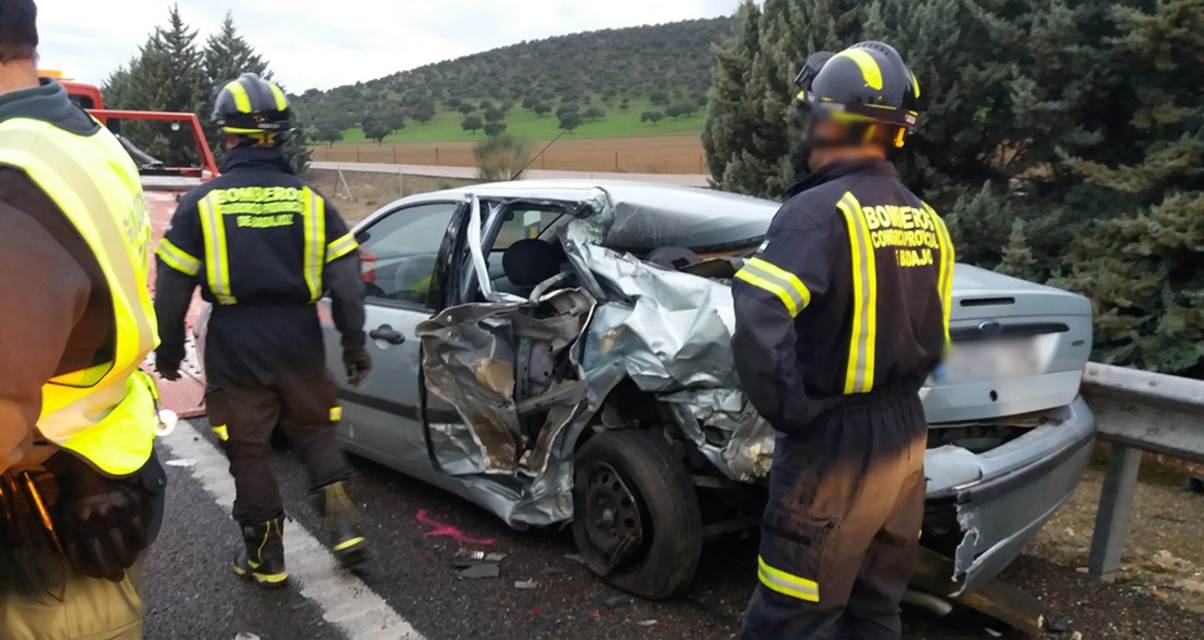 Accidente entre un camión y un coche en la autovía A5
