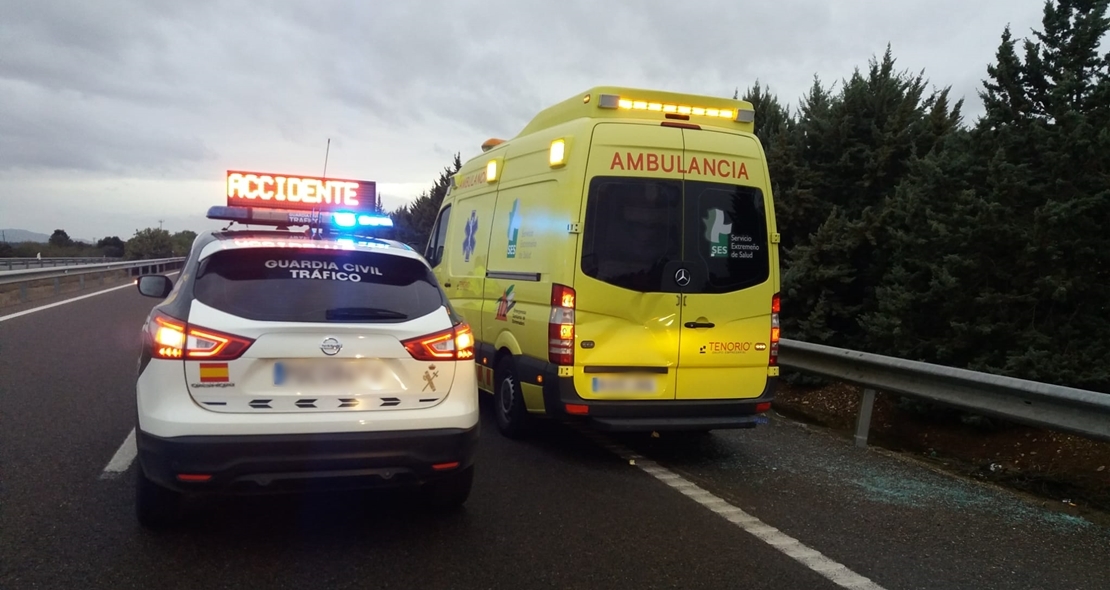 Accidente entre un camión y un coche en la autovía A5