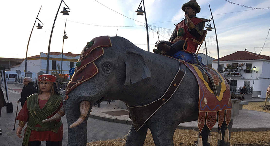 Visita el municipio pacense con un Belén compuesto por 28 figuras humanas  y más de 50 animales