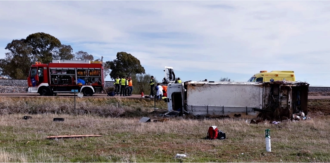 Tres heridos al volcar un camión en la EX-104