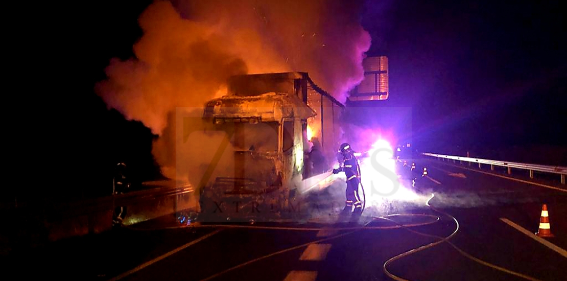 Arde un tráiler en medio de la autovía A-5