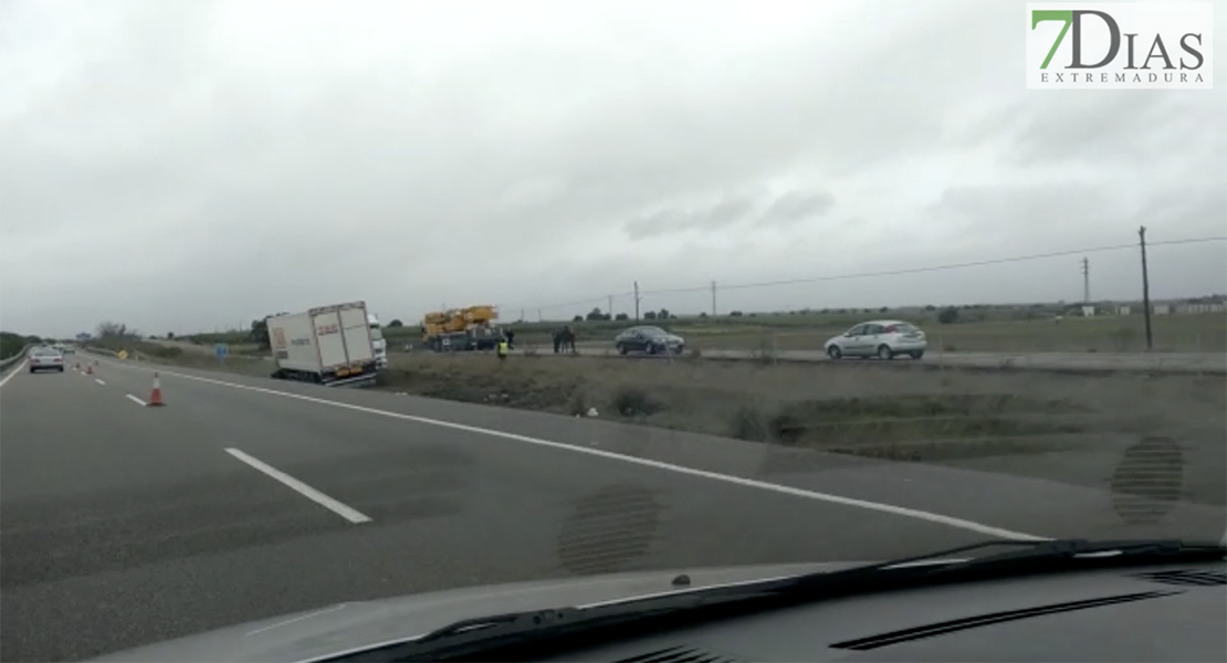 Salida de vía de un trailer en la A-5 a la altura de Talavera la Real