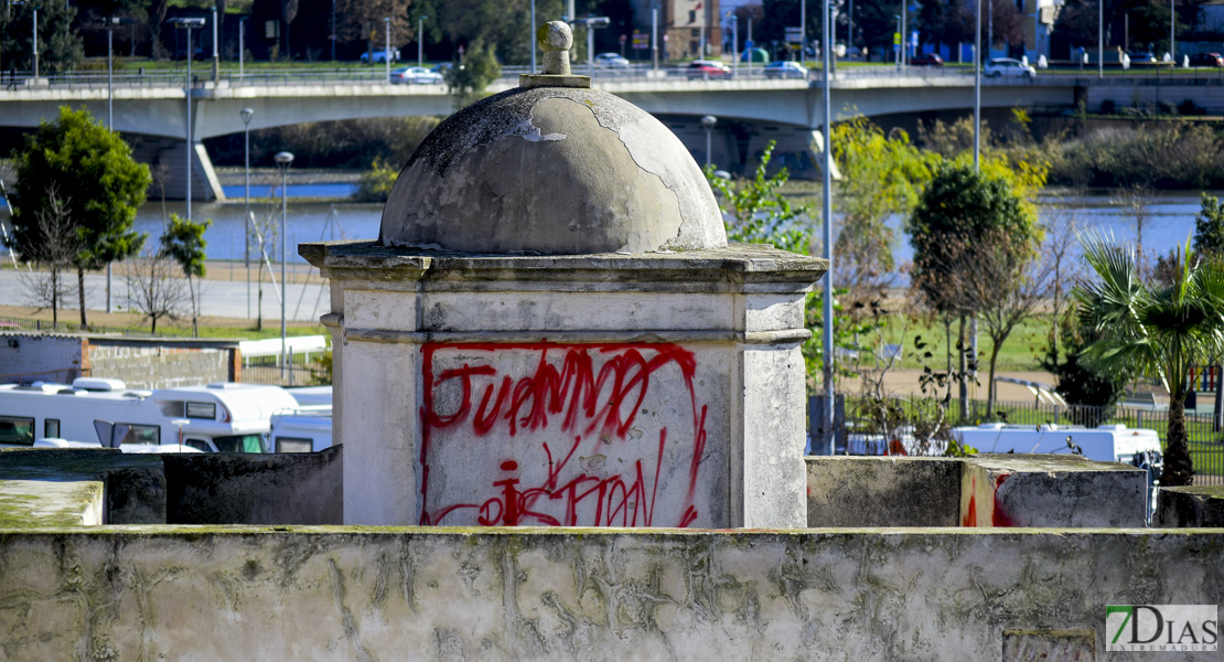 Identifican a un menor de edad por realizar pintadas al hornabeque del Puente de Palmas