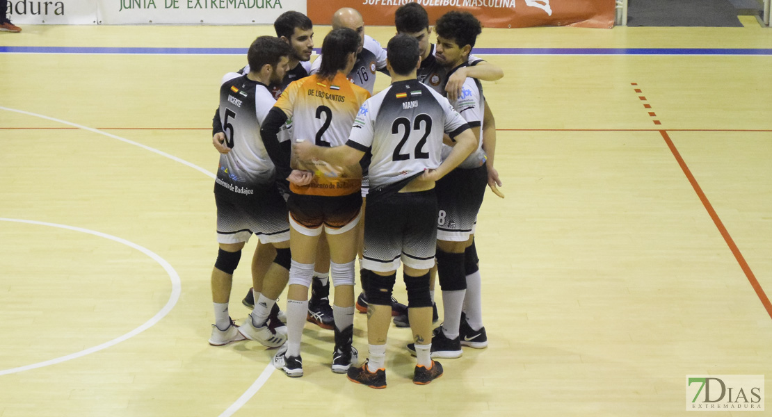 Imágenes del Pacense Voleibol 0 - 3 Cáceres Voleibol