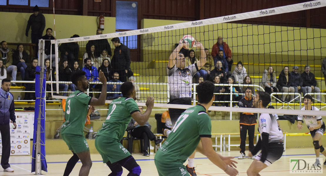 Imágenes del Pacense Voleibol 0 - 3 Cáceres Voleibol