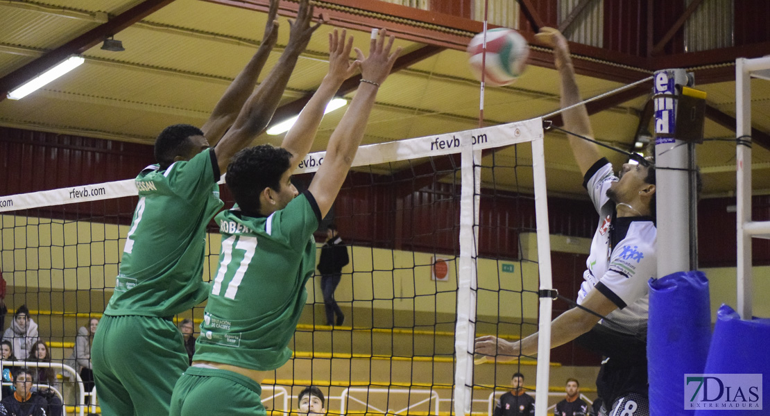 Imágenes del Pacense Voleibol 0 - 3 Cáceres Voleibol