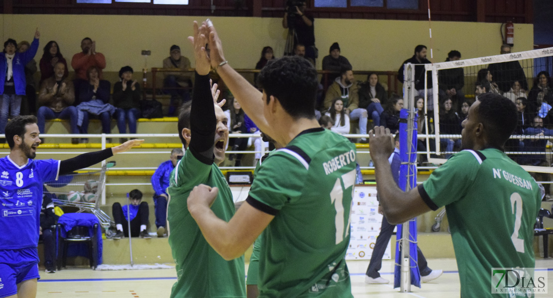 Imágenes del Pacense Voleibol 0 - 3 Cáceres Voleibol