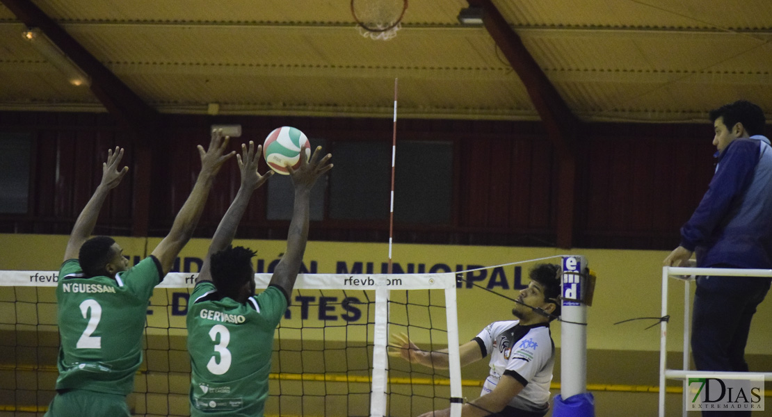 Imágenes del Pacense Voleibol 0 - 3 Cáceres Voleibol