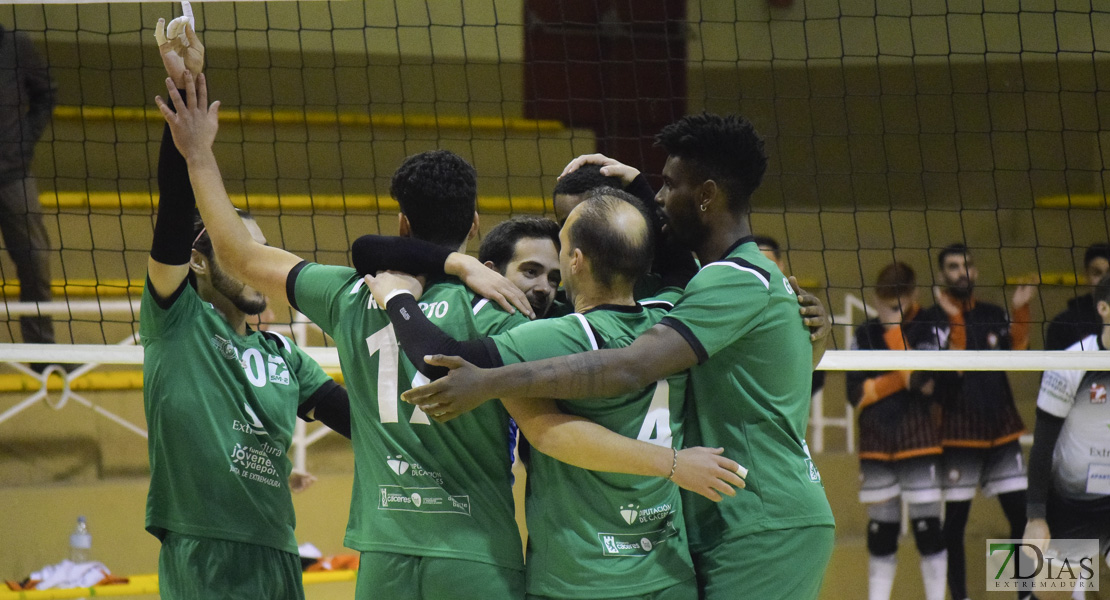 Imágenes del Pacense Voleibol 0 - 3 Cáceres Voleibol