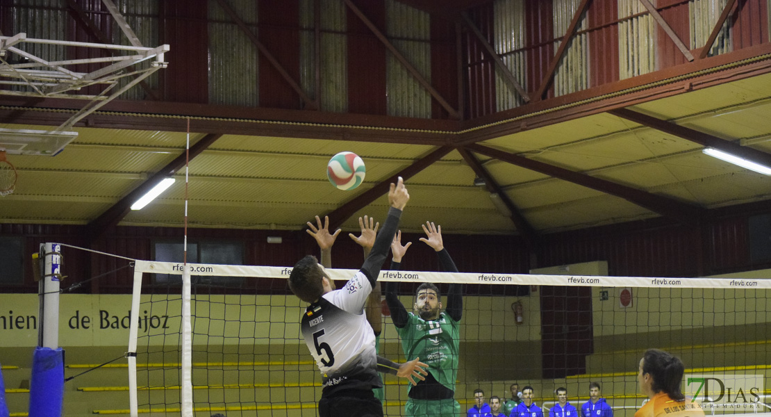 Imágenes del Pacense Voleibol 0 - 3 Cáceres Voleibol