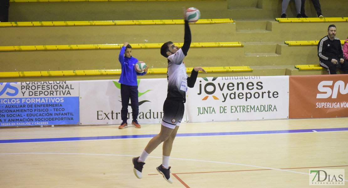 Imágenes del Pacense Voleibol 0 - 3 Cáceres Voleibol