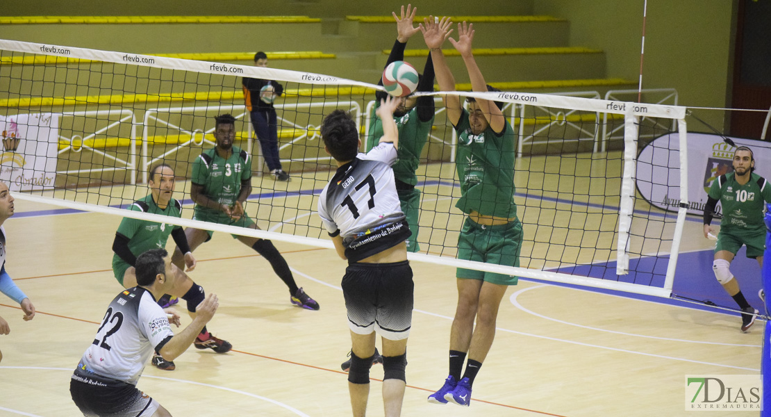 Imágenes del Pacense Voleibol 0 - 3 Cáceres Voleibol