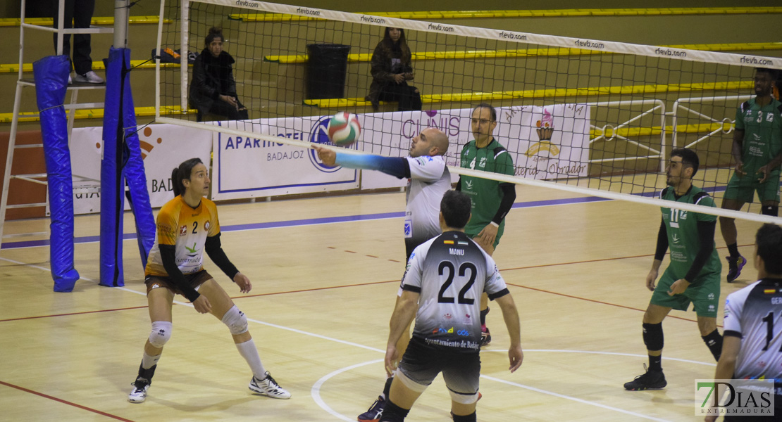 Imágenes del Pacense Voleibol 0 - 3 Cáceres Voleibol