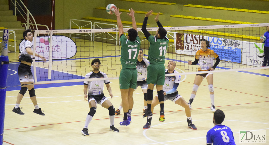 Imágenes del Pacense Voleibol 0 - 3 Cáceres Voleibol