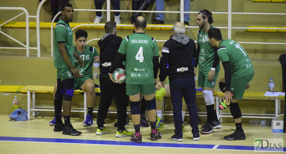 Imágenes del Pacense Voleibol 0 - 3 Cáceres Voleibol