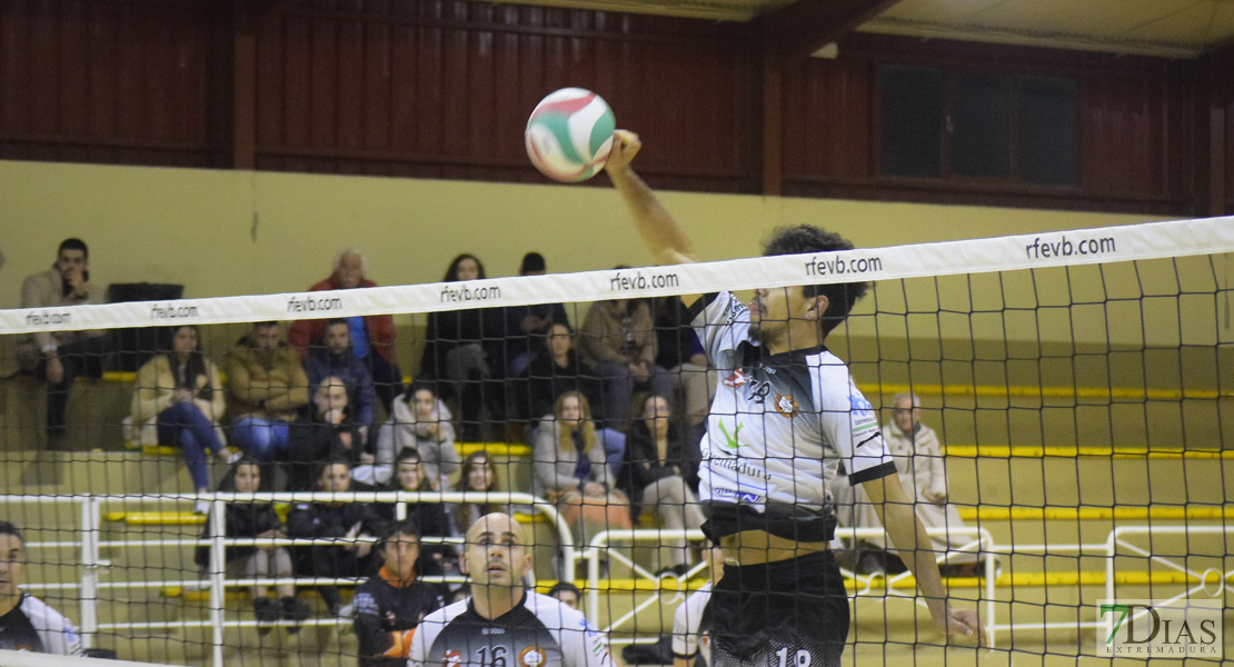 Imágenes del Pacense Voleibol 0 - 3 Cáceres Voleibol