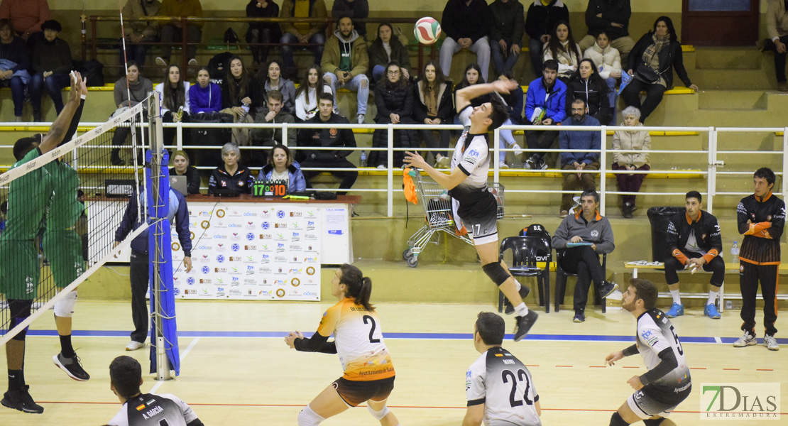 Imágenes del Pacense Voleibol 0 - 3 Cáceres Voleibol