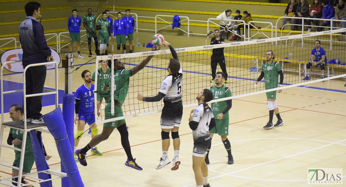 Imágenes del Pacense Voleibol 0 - 3 Cáceres Voleibol