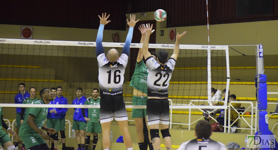 Imágenes del Pacense Voleibol 0 - 3 Cáceres Voleibol