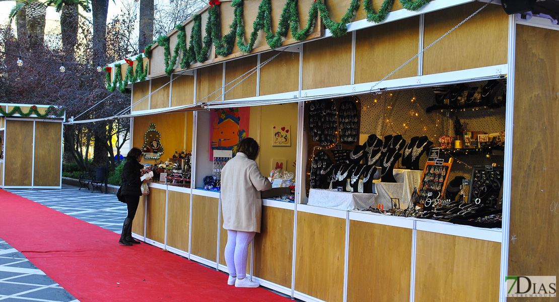 La Plaza de San Francisco acoge el tradicional mercado navideño