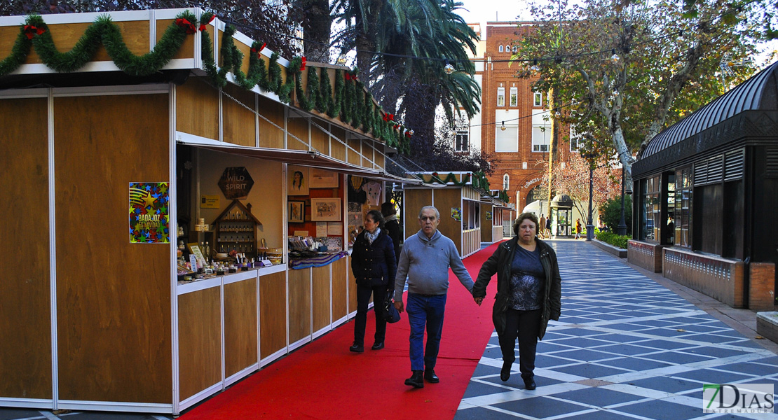 La Plaza de San Francisco acoge el tradicional mercado navideño