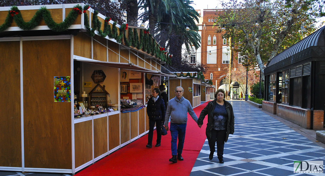 La Plaza de San Francisco acoge el tradicional mercado navideño