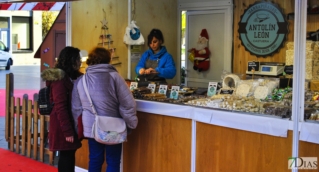 La Plaza de San Francisco acoge el tradicional mercado navideño