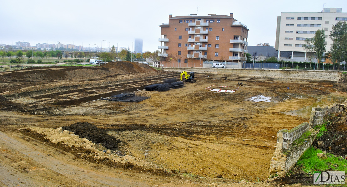 Así evoluciona la construcción de la piscina en la margen derecha del Guadiana