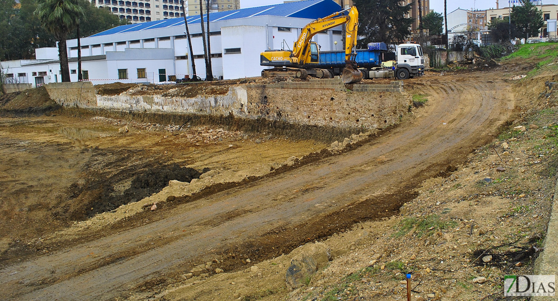 Así evoluciona la construcción de la piscina en la margen derecha del Guadiana