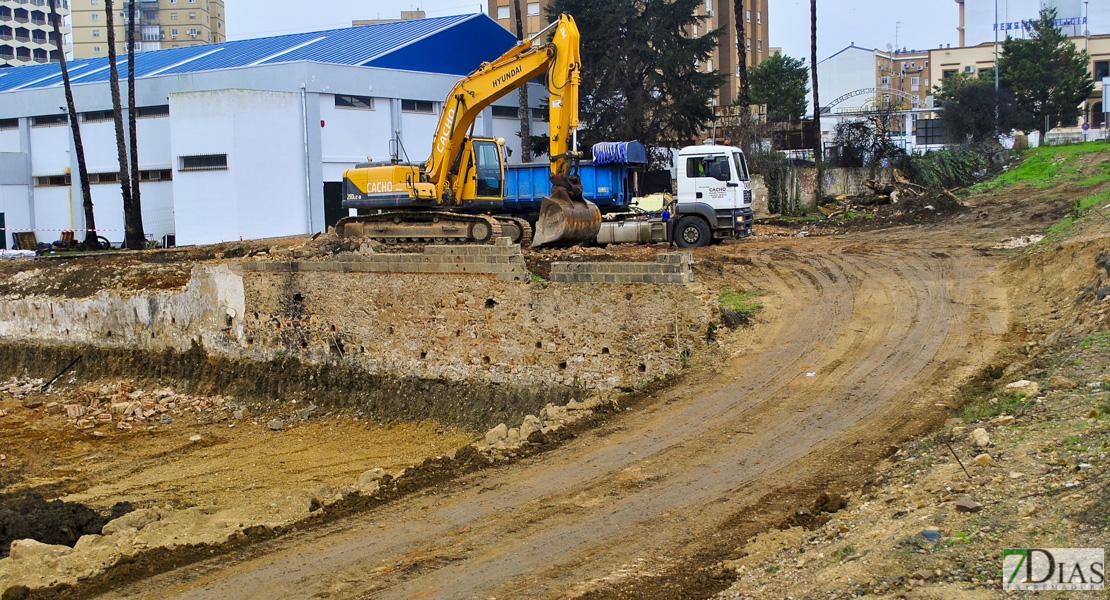 Así evoluciona la construcción de la piscina en la margen derecha del Guadiana