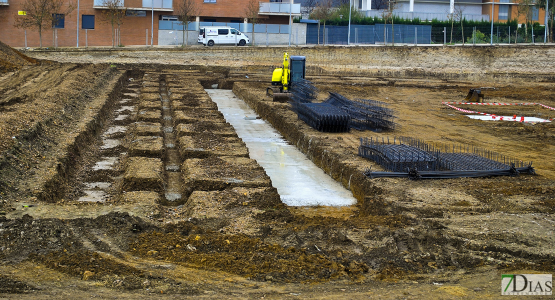 Así evoluciona la construcción de la piscina en la margen derecha del Guadiana