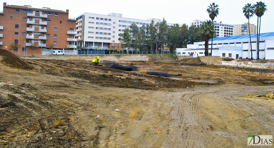 Así evoluciona la construcción de la piscina en la margen derecha del Guadiana