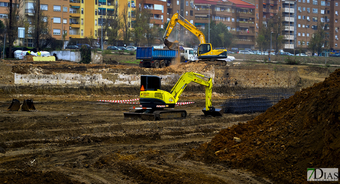 Así evoluciona la construcción de la piscina en la margen derecha del Guadiana