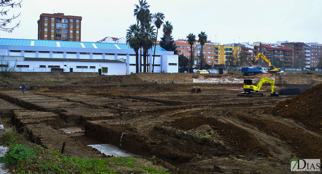 Así evoluciona la construcción de la piscina en la margen derecha del Guadiana