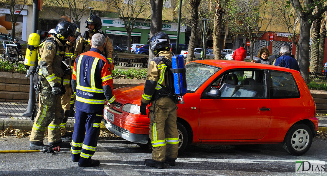 Arde un turismo en la Avenida Juan Sebastián Elcano (Badajoz)