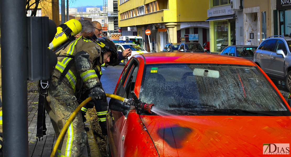 Arde un turismo en la Avenida Juan Sebastián Elcano (Badajoz)