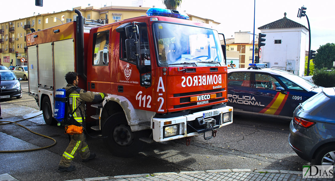 Arde un turismo en la Avenida Juan Sebastián Elcano (Badajoz)