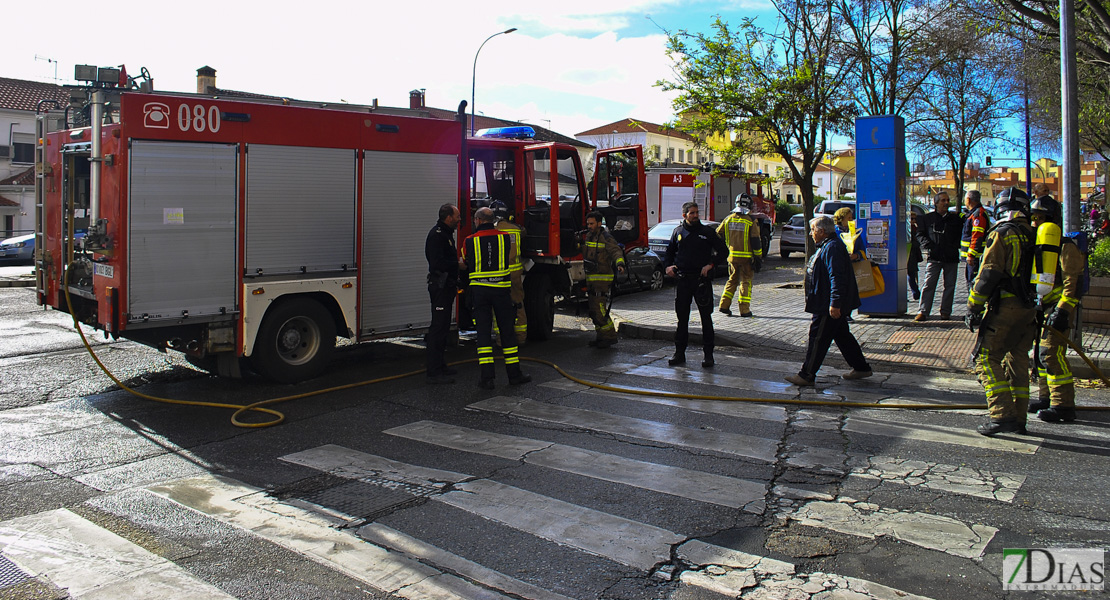 Arde un turismo en la Avenida Juan Sebastián Elcano (Badajoz)