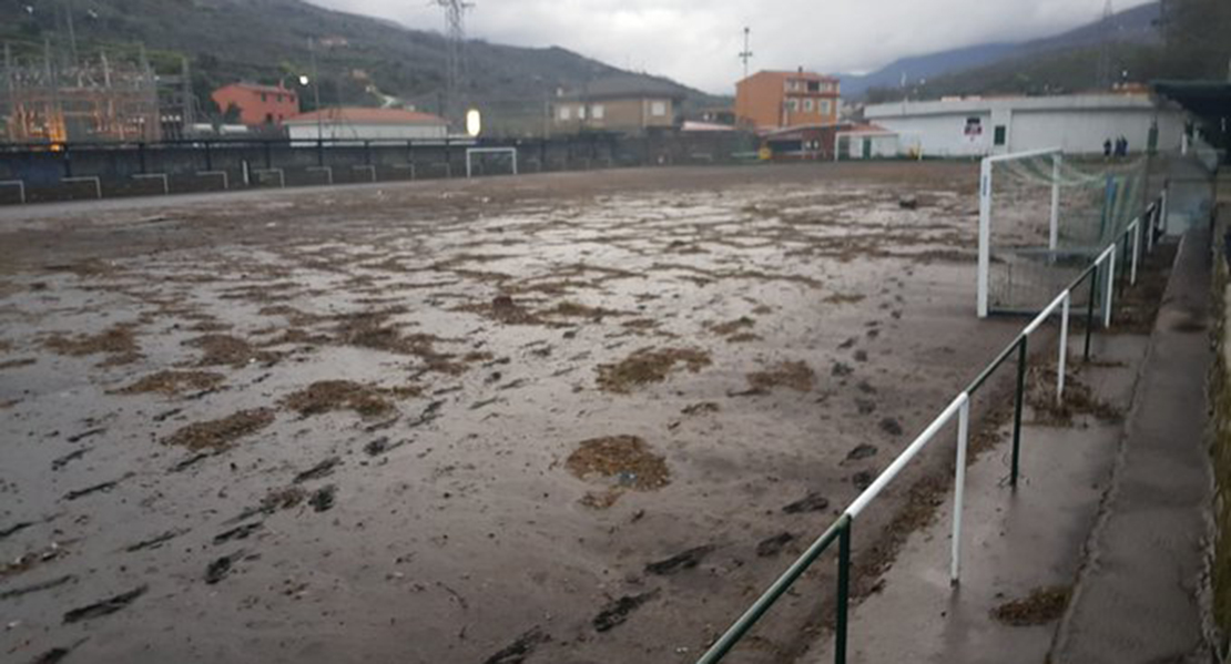 Elsa arranca el césped artificial del campo de fútbol de Navaconcejo