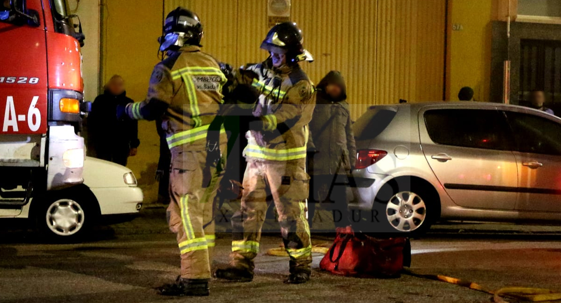 Los Bomberos de Badajoz salvan la vida de una mujer tras incendiarse su vivienda