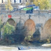 Operarios realizan labores de deforestación en el Puente Viejo de Badajoz