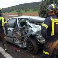 Accidente entre un camión y un coche en la autovía A5