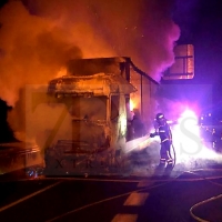 Arde un tráiler en medio de la autovía A-5