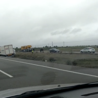 Salida de vía de un trailer en la A-5 a la altura de Talavera la Real