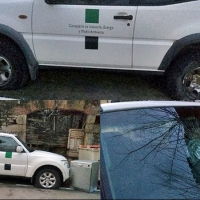 Varios vehículos de los agentes del Medio Natural amanecen con destrozos