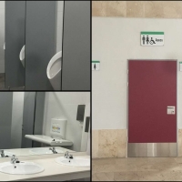 Cambiadores para bebé en los baños de hombres en la estación de autobuses de Mérida